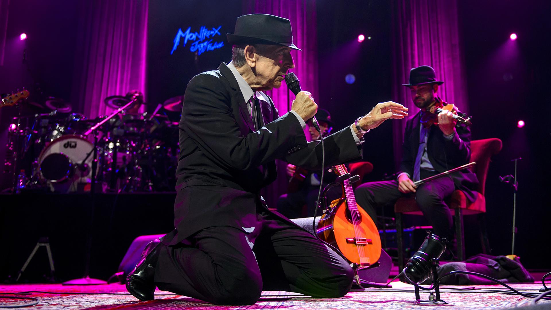 Leonard Cohen bei einem Auftritt im Sommer 2013. Leonard Cohen bei einem Auftritt im Sommer 2013.