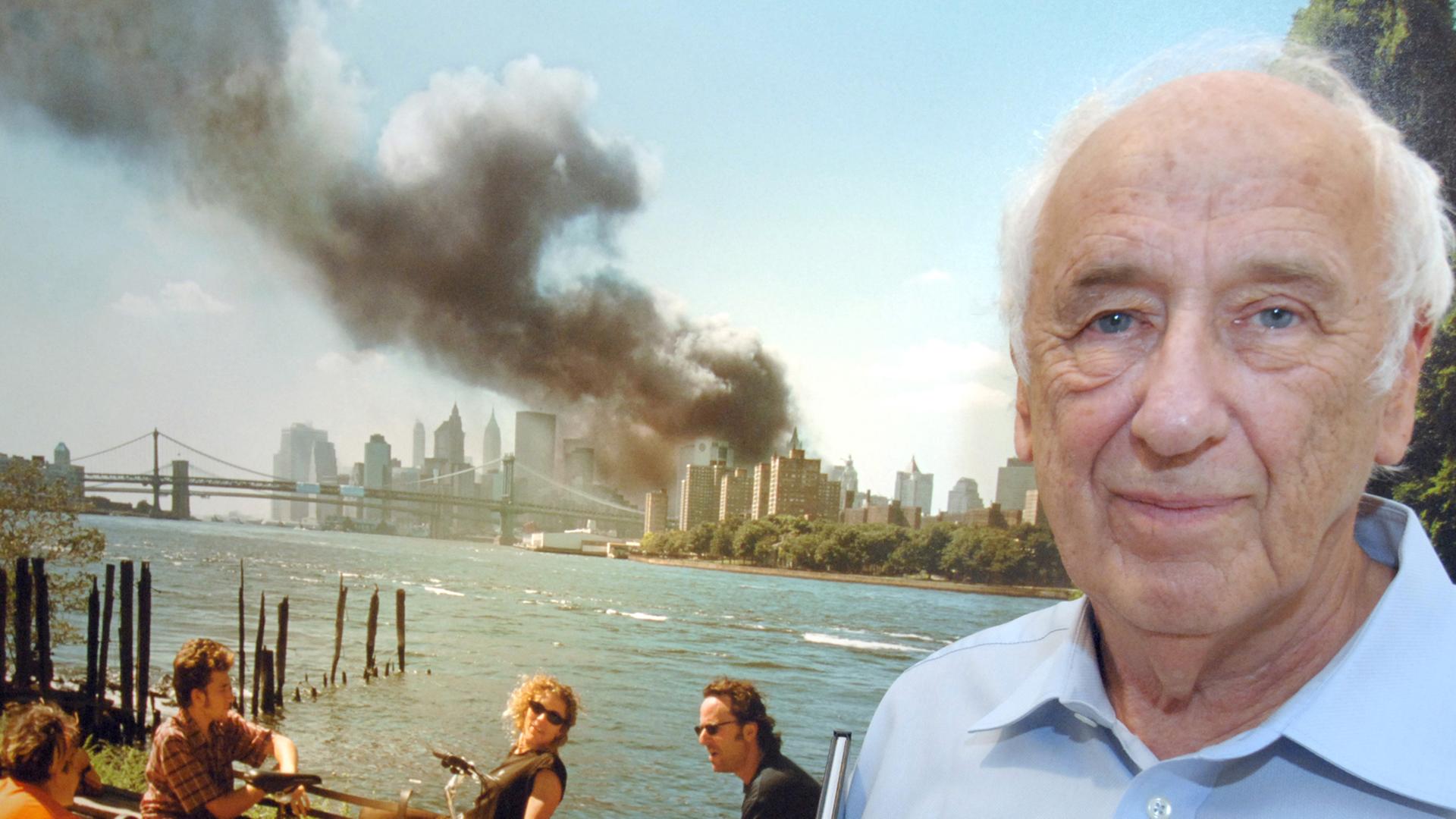 Der Fotograf Thomas Höpker vor seinem berühmten Bild "New York, 11. September 2001". Der Fotograf Thomas Höpker vor seinem berühmten Bild "New York, 11. September 2001".