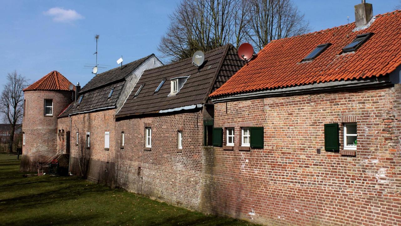 Wohnhäuser in Kranenburg bilden teilweise auch die ehemalige Außenmauer der Stadt. 