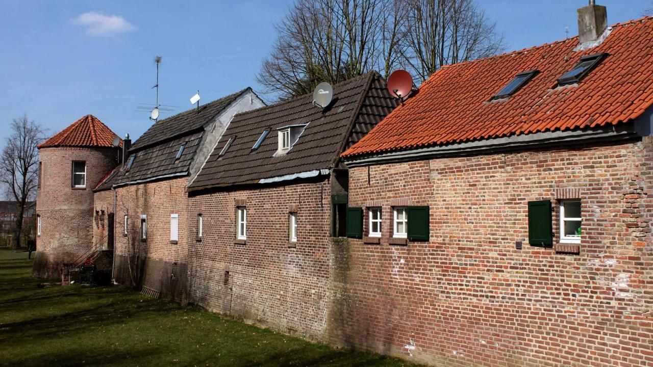 Wohnhäuser in Kranenburg bilden teilweise auch die ehemalige Außenmauer der Stadt. Wohnhäuser in Kranenburg bilden teilweise auch die ehemalige Außenmauer der Stadt.