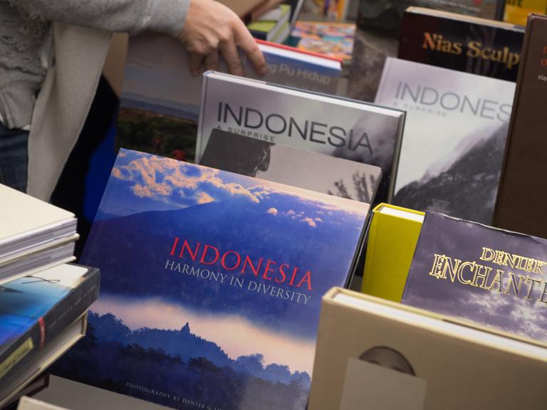 Bücher werden auf der Buchmesse in Frankfurt am Main im Pavillon des Gastlandes Indonesien sortiert.