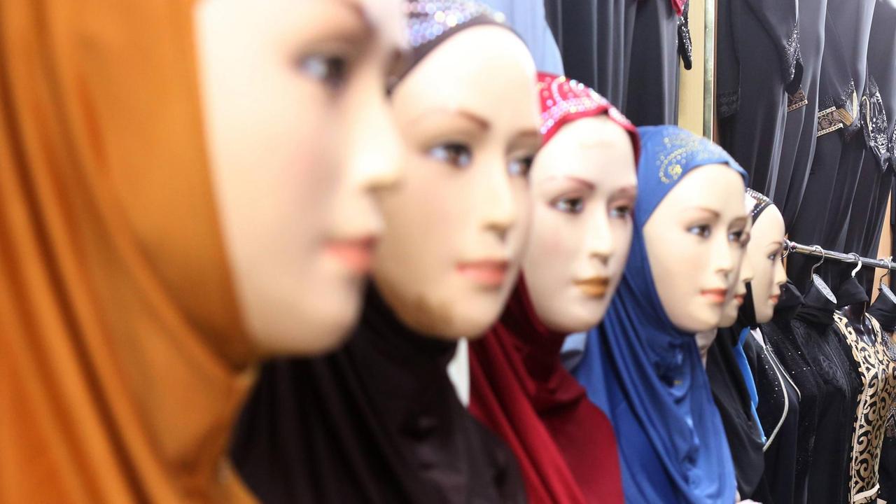 Mehrere Kopftücher in einem Bekleidungsgeschäft. Mehrere Kopftücher in einem Bekleidungsgeschäft.