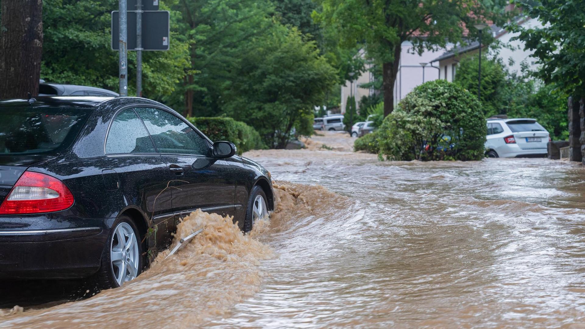 Sturzfluten fließen eine Straße hinab. Sturzfluten fließen eine Straße hinab.