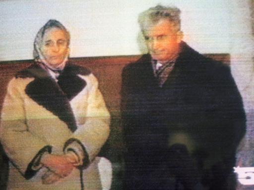 Elena Ceaucescu und Nicolae Ceaucescu auf einem Fernsehbild während ihres Prozesses vor einem Militärtribunal.