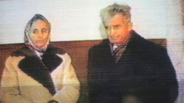 Elena Ceaucescu und Nicolae Ceaucescu auf einem Fernsehbild während ihres Prozesses vor einem Militärtribunal.
