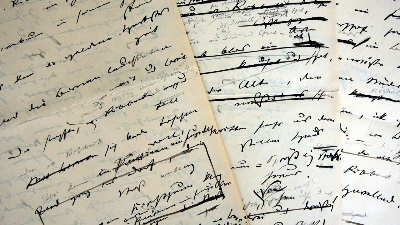 Die bisher verschollen geglaubte erste Niederschrift des berühmten Gedichtes "Herr von Ribbeck auf Ribbeck im Havelland" von Theodor Fontane (1819-1898), aufgenommen am 30.05.2007 in den Räumlichkeiten der Autographenhandlung J.A. Stargardt in Berlin. Foto: Arno Burgi +++(c) dpa - Report+++ Die bisher verschollen geglaubte erste Niederschrift des berühmten Gedichtes "Herr von Ribbeck auf Ribbeck im Havelland" von Theodor Fontane (1819-1898), aufgenommen am 30.05.2007 in den Räumlichkeiten der Autographenhandlung J.A. Stargardt in Berlin. Foto: Arno Burgi +++(c) dpa - Report+++
