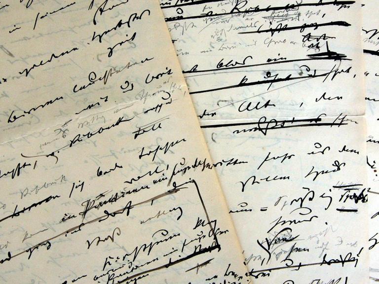 Die bisher verschollen geglaubte erste Niederschrift des berühmten Gedichtes "Herr von Ribbeck auf Ribbeck im Havelland" von Theodor Fontane (1819-1898), aufgenommen am 30.05.2007 in den Räumlichkeiten der Autographenhandlung J.A. Stargardt in Berlin. Foto: Arno Burgi +++(c) dpa - Report+++