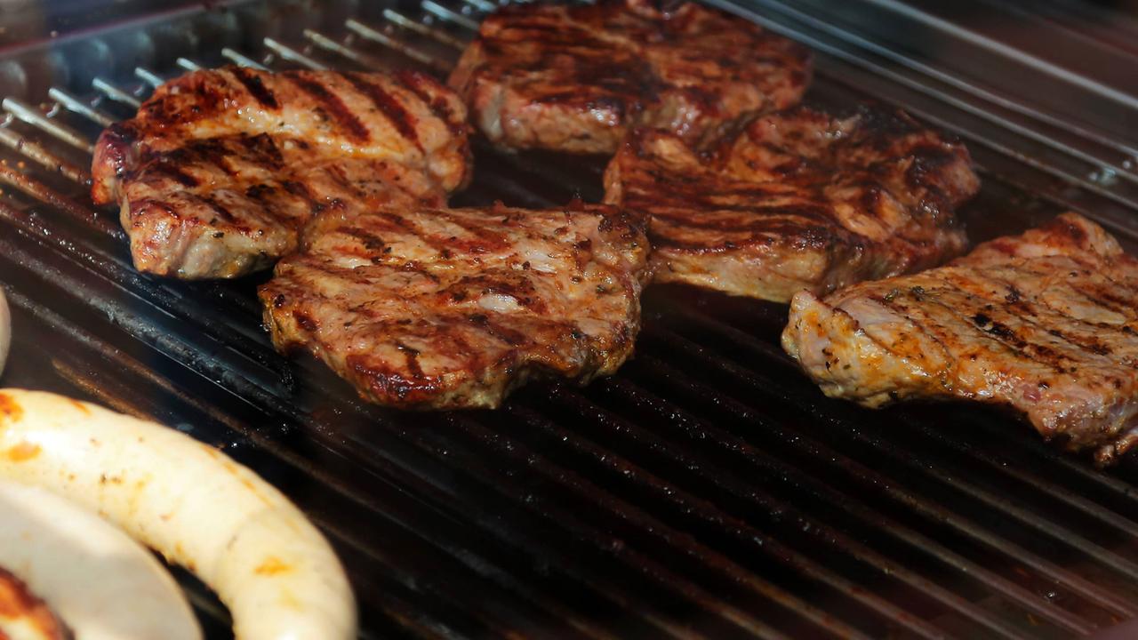 Würste und Steaks auf einem Grill Würste und Steaks auf einem Grill