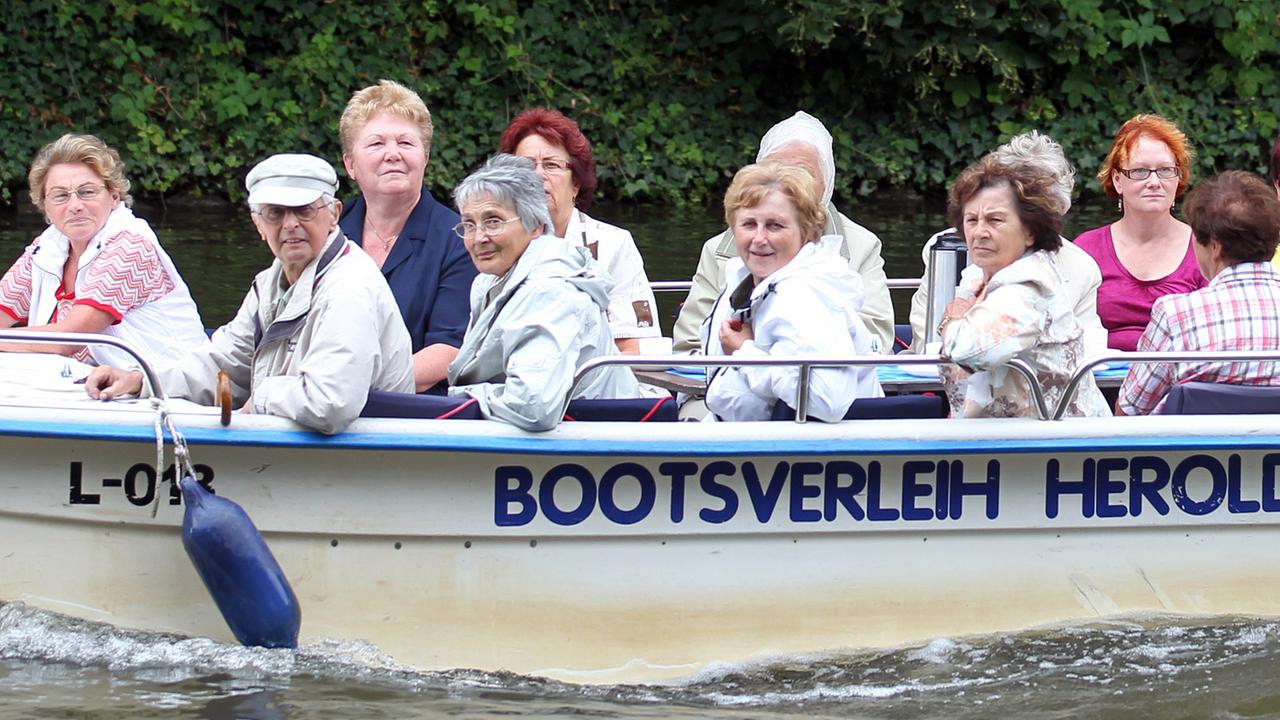 Eine Gruppe von Touristen bei einer Bootstour in Leipzig Eine Gruppe von Touristen bei einer Bootstour in Leipzig