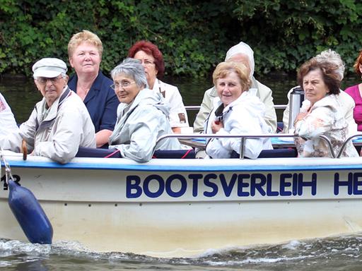 Eine Gruppe von Touristen bei einer Bootstour in Leipzig