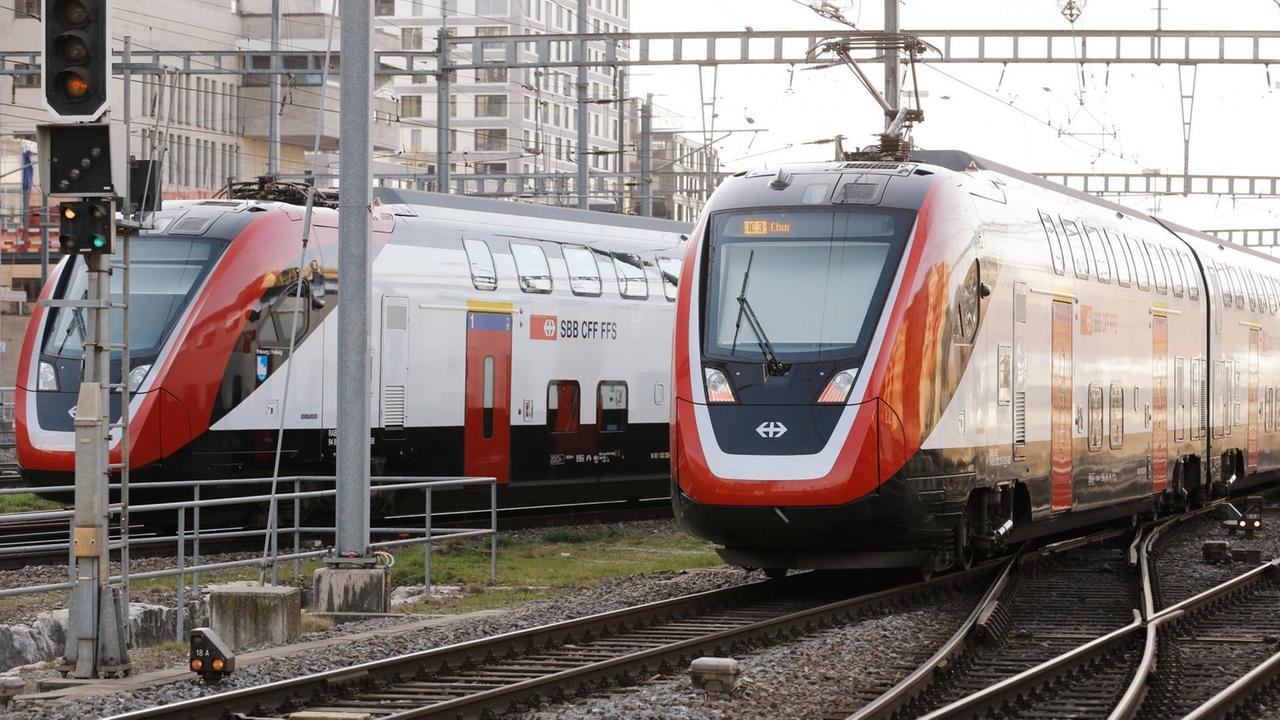 Zwei Züge nebeneinander im Schienenverkehr Zwei Züge nebeneinander im Schienenverkehr