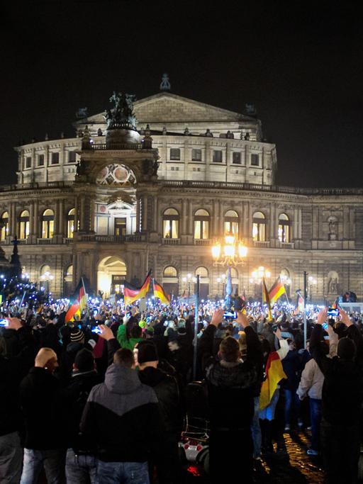 Rund 5500 Teilnehmer bei einer Demonstration unter dem Motto "Patriotische Europäer gegen die Islamisierung des Abendlandes" (PEGIDA) - am 24.11.2014 auf dem Theaterplatz vor der Semperoper in Dresden