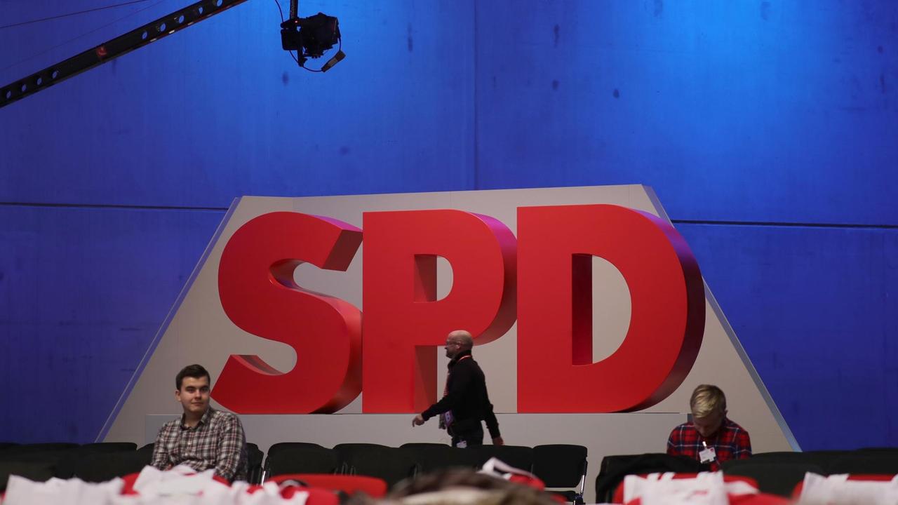 Das Logo der SPD beim Bundesparteitag am 07.12.2017 in Berlin.