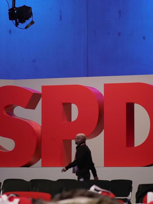 Das Logo der SPD beim Bundesparteitag am 07.12.2017 in Berlin.
