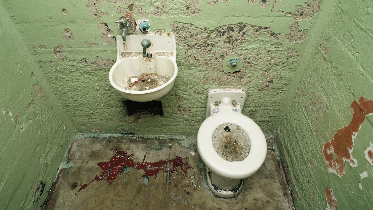 Eine Toilette in einer Zelle des früheren Gefängnisses von Alcatraz Eine Toilette in einer Zelle des früheren Gefängnisses von Alcatraz