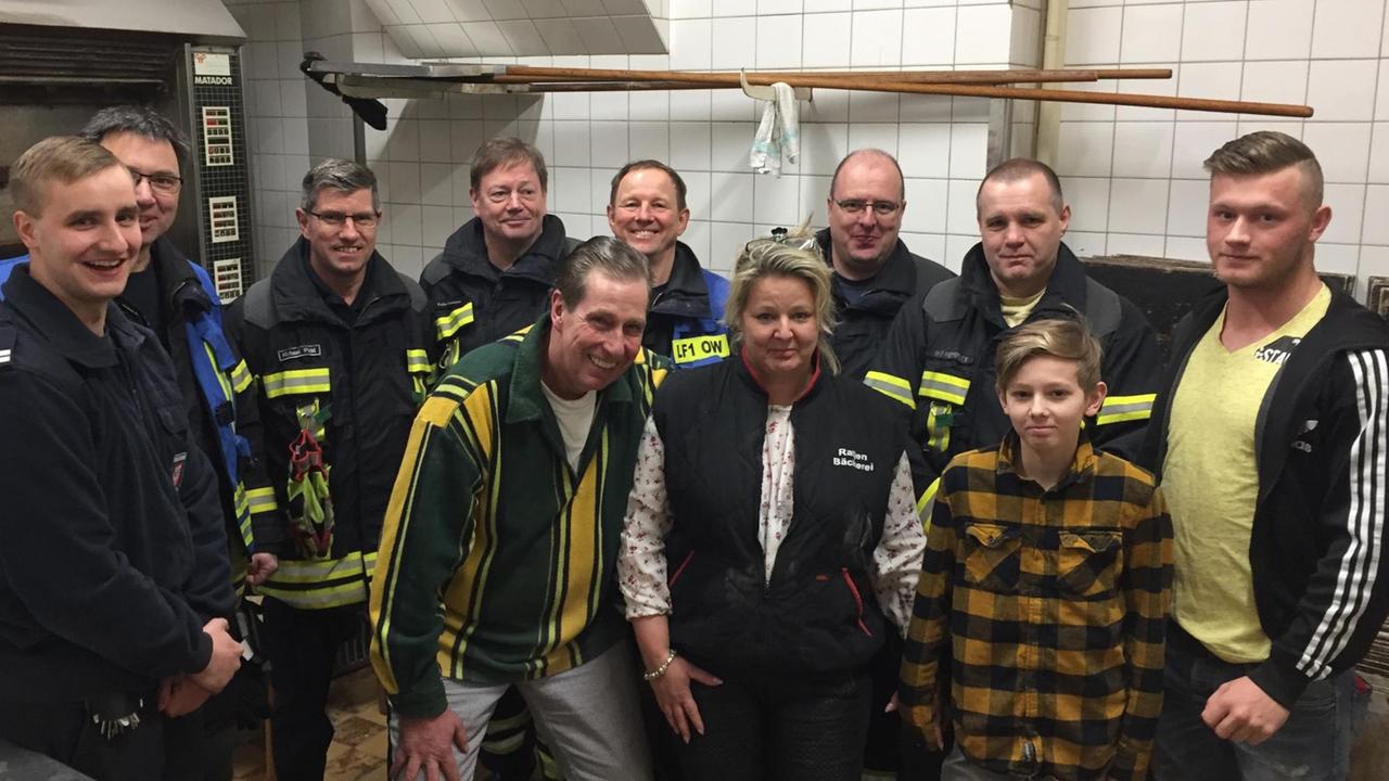 Michael Ratjen mit Feuerwehrleuten in der Backstube Michael Ratjen mit Feuerwehrleuten in der Backstube