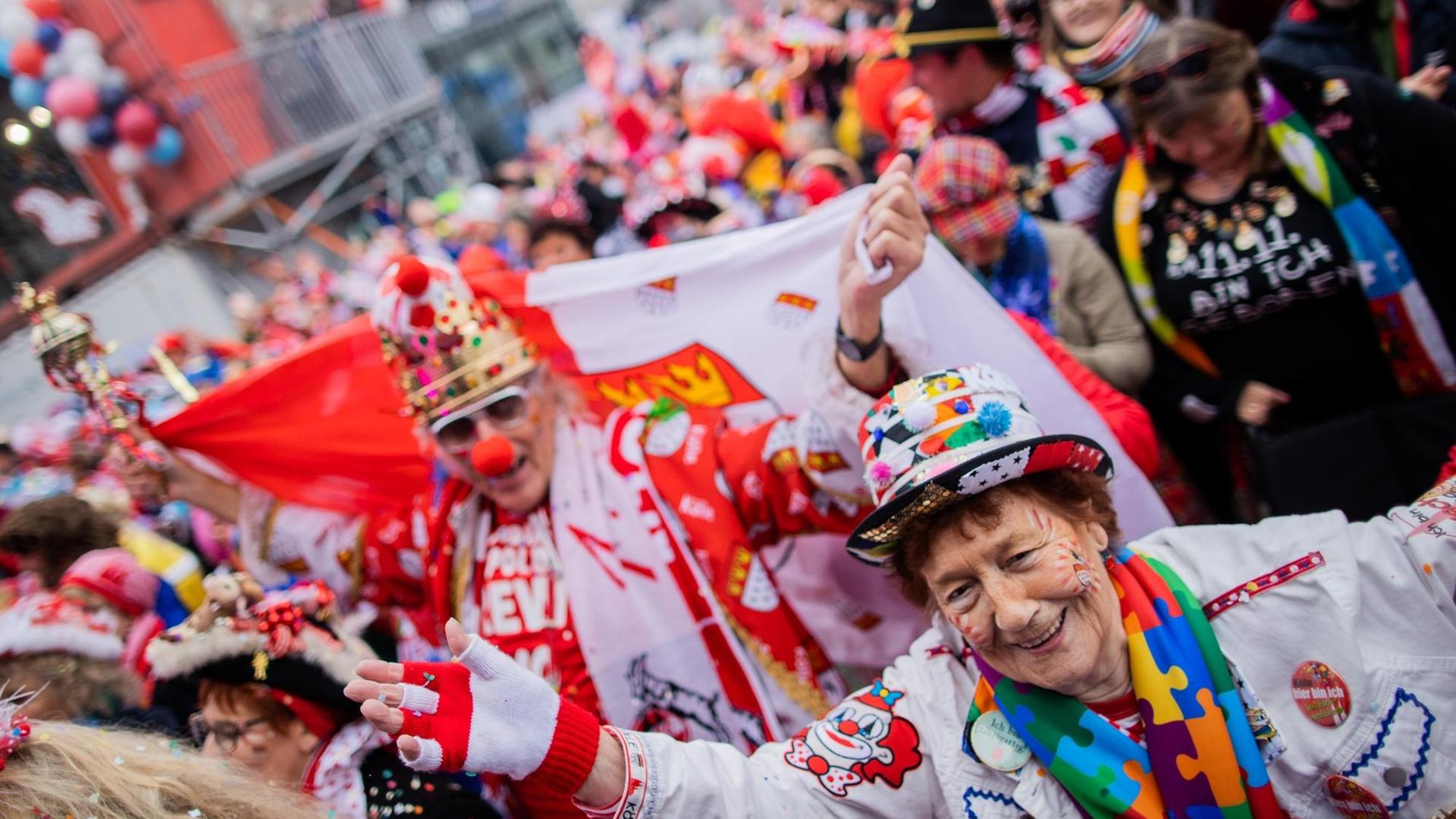 Viele Menschen mit Kostüm feiern in Köln Karneval.
