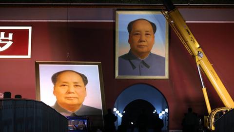 Arbeiter tauschen am Platz des Himmlischen Friedens das alte Mao-Porträt gegen ein neues aus.