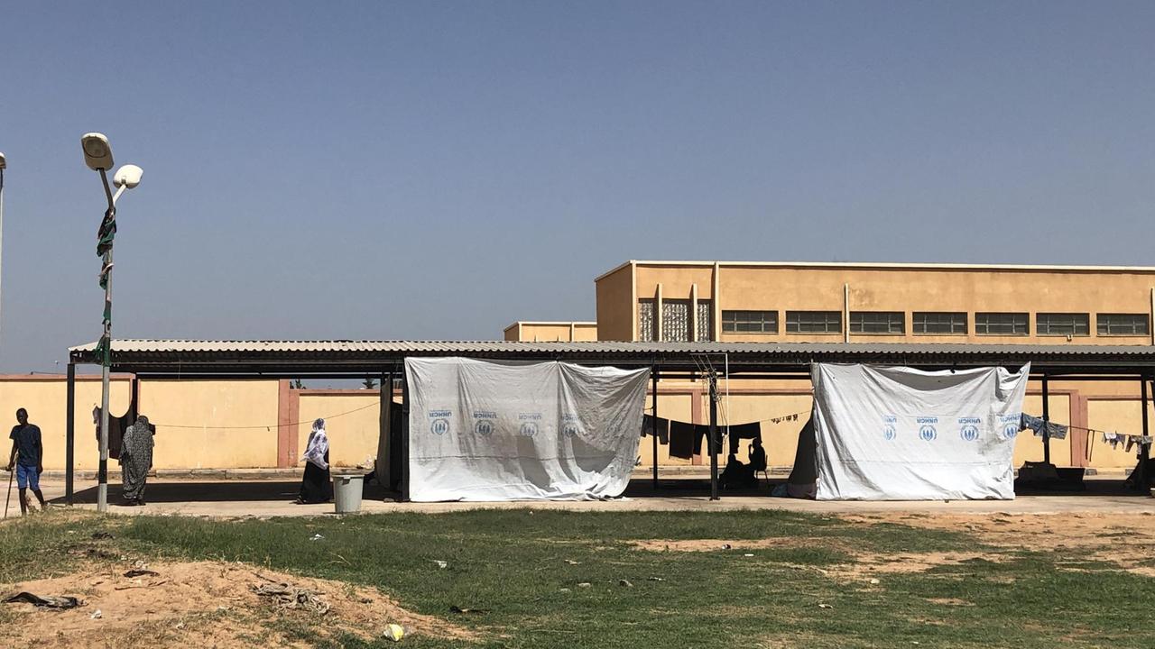 In einer solchen Behausung wohnt der sudanesische Flüchtling Suleiman mit seiner Familie. In einer solchen Behausung wohnt der sudanesische Flüchtling Suleiman mit seiner Familie.
