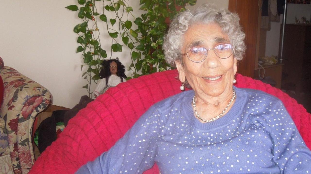 Die 97-jährige Holocaust-Überlebende Zilli Schmidt sitzt in einem Sessel und schaut in die Kamera. Die 97-jährige Holocaust-Überlebende Zilli Schmidt sitzt in einem Sessel und schaut in die Kamera.