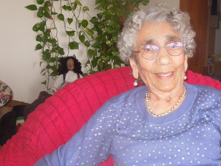 Die 97-jährige Holocaust-Überlebende Zilli Schmidt sitzt in einem Sessel und schaut in die Kamera.
