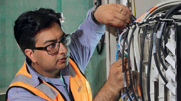 Ein NBN-Techniker verbindet ein Appartement in Brunswick mit dem Breitband-Netz
Ein NBN-Techniker verbindet ein Appartement in Brunswick mit dem Breitband-Netz