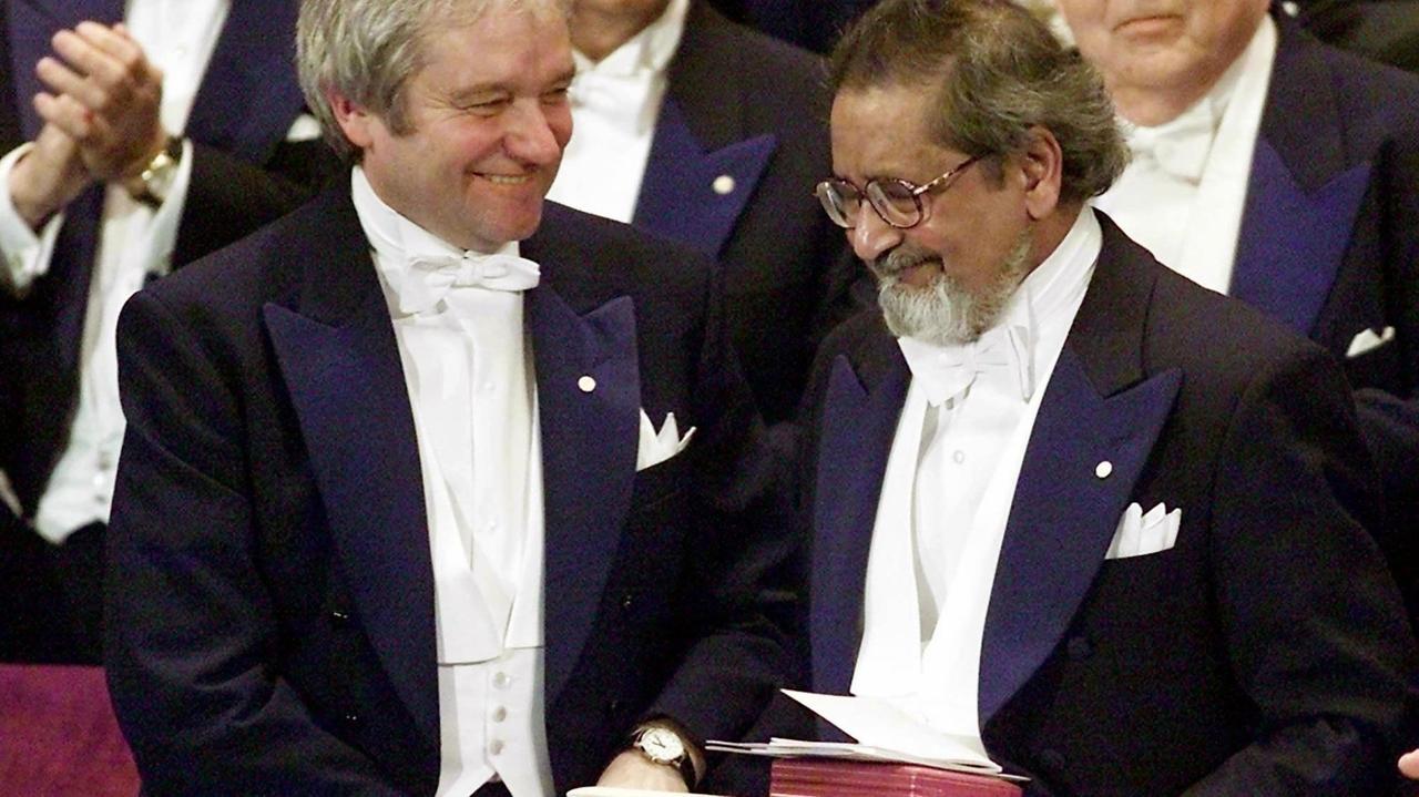Der in Trinidad geborene britische Schriftsteller V.S. Naipaul (r) nimmt am 10. Dezember 2001 in Stockholm die Glückwünsche von Medizin-Nobelpreisträger Paul Nurse (l) entgegen, nachdem er mit dem Literatur-Nobelpreisausgezeichnet worden ist. Der in Trinidad geborene britische Schriftsteller V.S. Naipaul (r) nimmt am 10. Dezember 2001 in Stockholm die Glückwünsche von Medizin-Nobelpreisträger Paul Nurse (l) entgegen, nachdem er mit dem Literatur-Nobelpreisausgezeichnet worden ist.