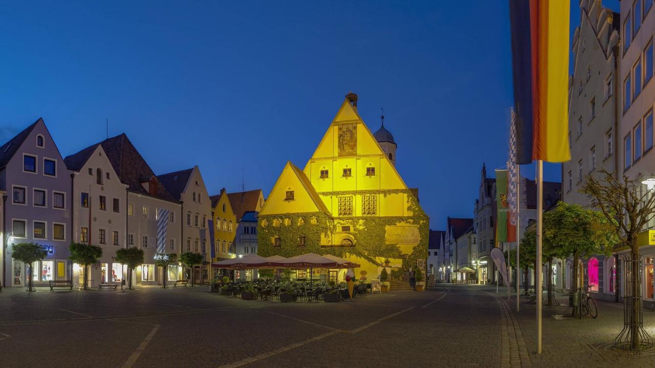 Blick auf Marktplatz und Altstadt von Weiden in der Oberpfalz bei Nacht