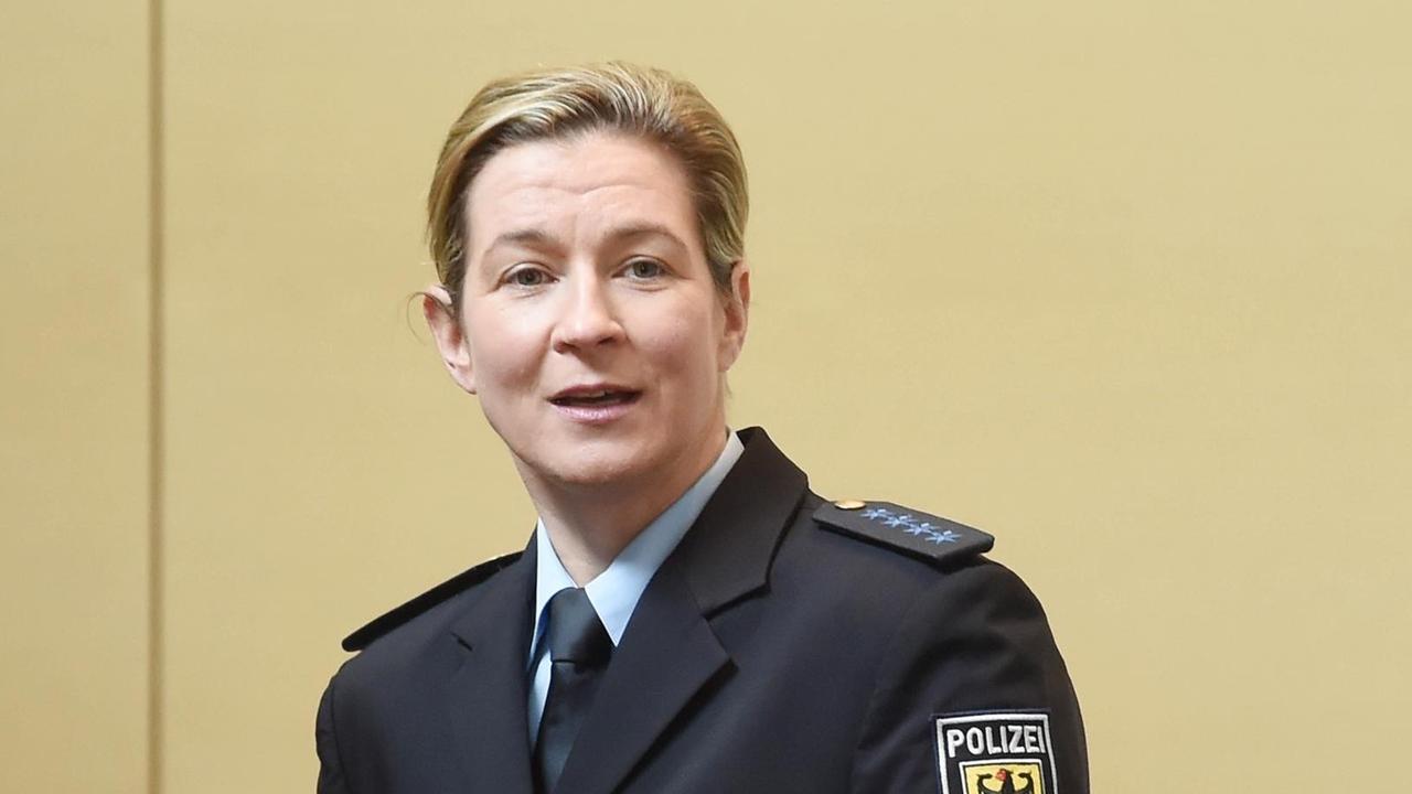 Eisschnellläuferin Claudia Pechstein wartet am 08.03.2016 im Bundesgerichtshof (BGH) in Karlsruhe (Baden-Württemberg) auf den Beginn ihres Prozesses. Eisschnellläuferin Claudia Pechstein wartet am 08.03.2016 im Bundesgerichtshof (BGH) in Karlsruhe (Baden-Württemberg) auf den Beginn ihres Prozesses.