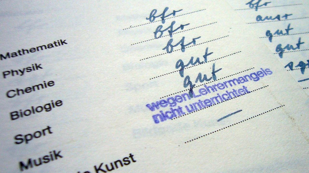 „Wegen Lehrermangels nicht unterrichtet“, steht auf einem Schulzeugnis für das Fach Sport. „Wegen Lehrermangels nicht unterrichtet“, steht auf einem Schulzeugnis für das Fach Sport.