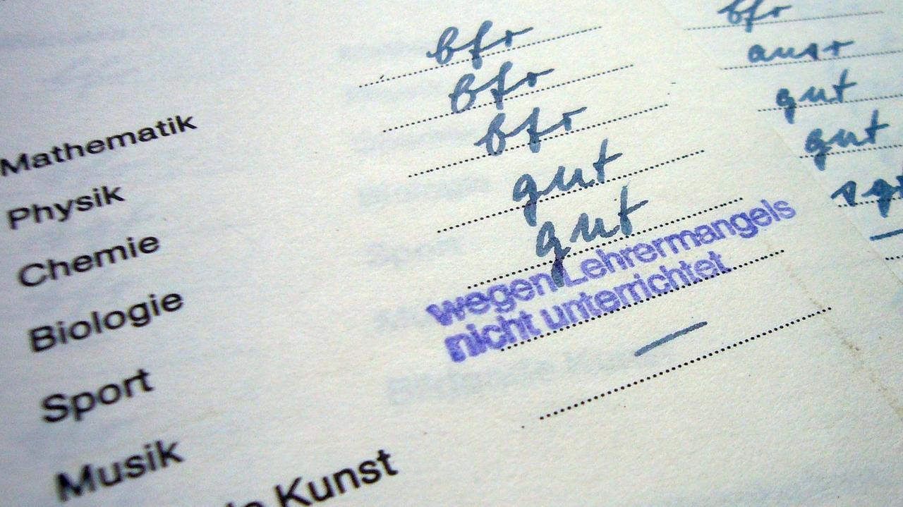 „Wegen Lehrermangels nicht unterrichtet“, steht auf einem Schulzeugnis für das Fach Sport. „Wegen Lehrermangels nicht unterrichtet“, steht auf einem Schulzeugnis für das Fach Sport.