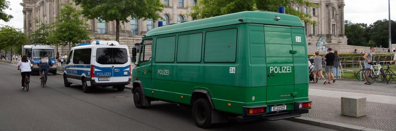 Einsatzwagen der Polizei am Reichstagsgebäude in Berlin. Die Polizei wollte trotz eines Verbots mehrerer Demonstrationen zur Corona-Pandemie am Wochenende mit einem größeren Aufgebot präsent sein. Einsatzwagen der Polizei am Reichstagsgebäude in Berlin. Die Polizei wollte trotz eines Verbots mehrerer Demonstrationen zur Corona-Pandemie am Wochenende mit einem größeren Aufgebot präsent sein.