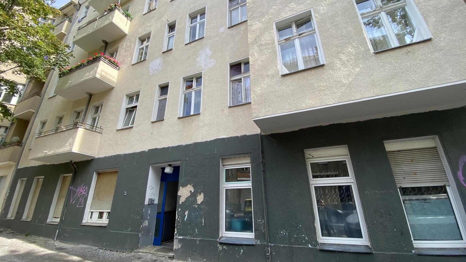 Eine Häuserfassade mit herabblätterndem Putz. Eine Häuserfassade mit herabblätterndem Putz.
