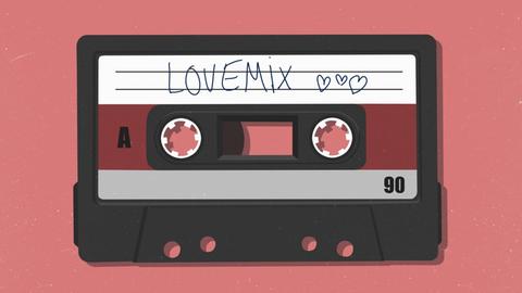 Eine Kasette, auf der geschrieben steht "LOVEMIX" vor rosa Hintergrund