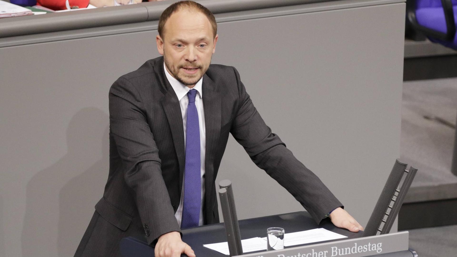 Der CDU-Politiker Marco Wanderwitz am Rednerpult im Deutschen Bundestag. Der CDU-Politiker Marco Wanderwitz am Rednerpult im Deutschen Bundestag.