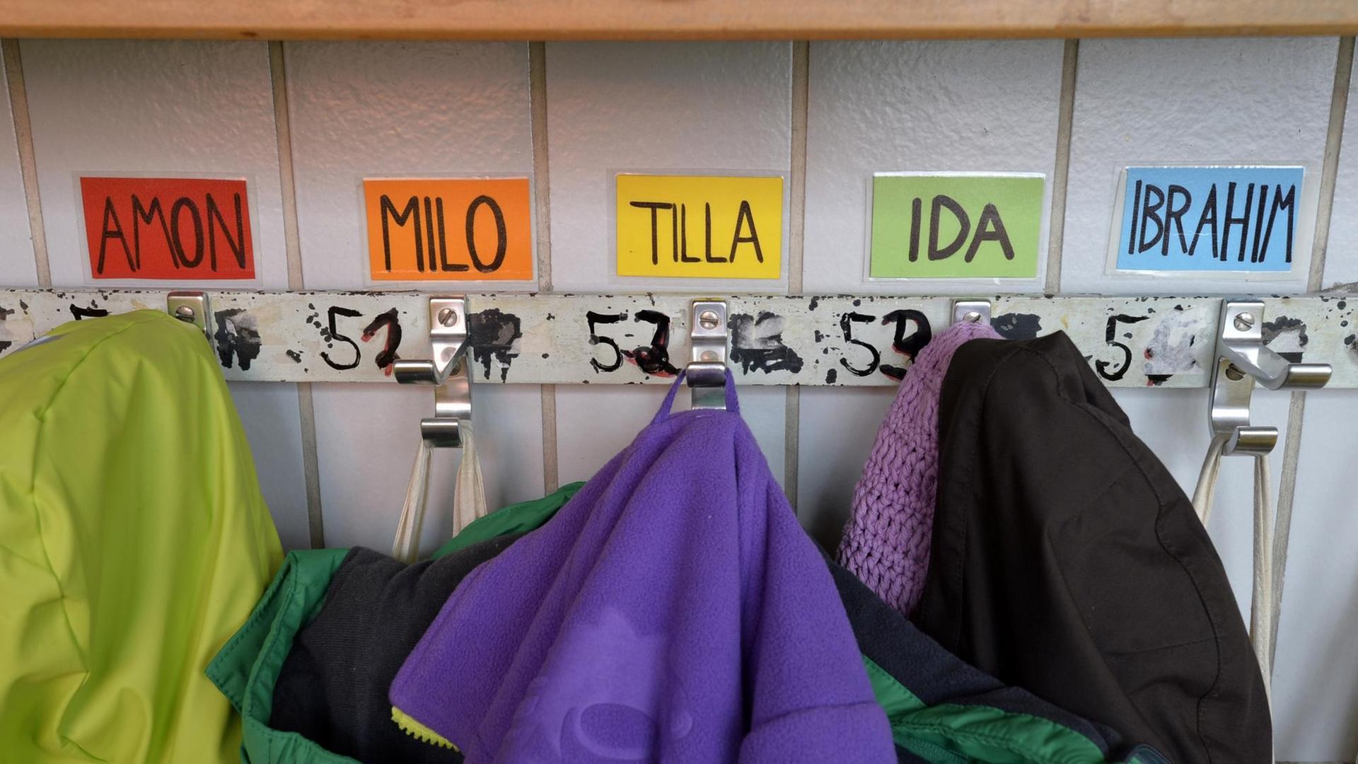 Kleiderhaken mit Namen von Kindern in einer Kita.