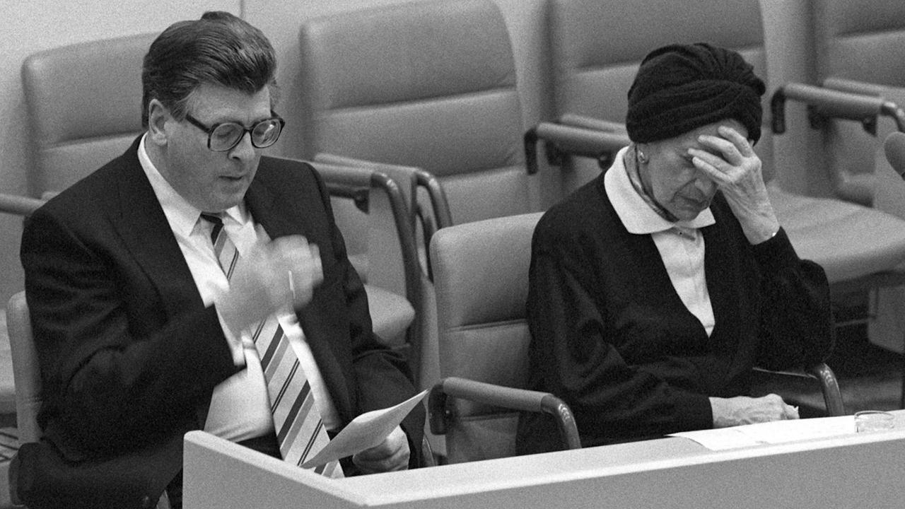Philipp Jenninger (CDU) nach seiner Rede zum 50. Jahrestag der Reichspogromnacht am 10. November 1988 im Deutschen Bundestag. Rechts die sichtlich erschütterte Schauspielerin Ida Ehre. Philipp Jenninger (CDU) nach seiner Rede zum 50. Jahrestag der Reichspogromnacht am 10. November 1988 im Deutschen Bundestag. Rechts die sichtlich erschütterte Schauspielerin Ida Ehre.