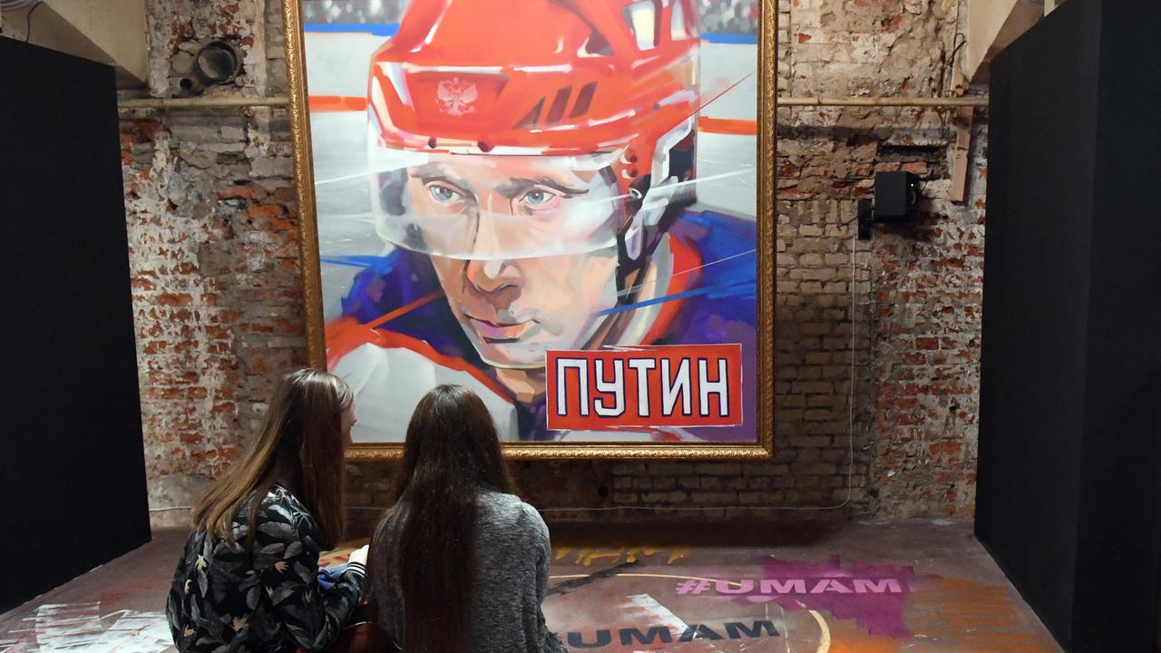 Die Moskauer Ausstellung "SuperPutin" zeigt Putin auch als Sportler. Die Moskauer Ausstellung "SuperPutin" zeigt Putin auch als Sportler.