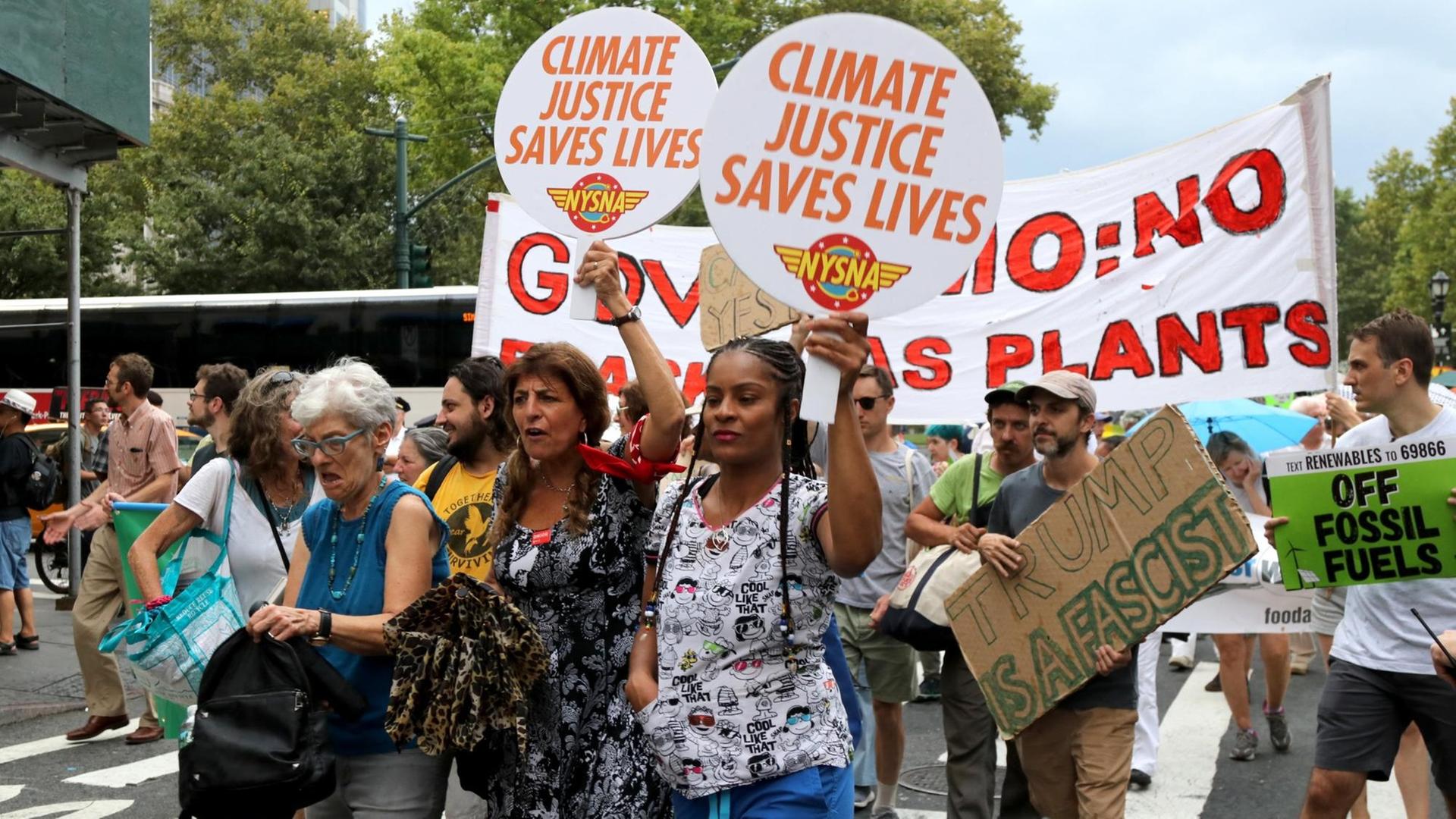 Vor dem Global Climate Action Summit (Weltklimagipfel) in San Francisco, zu dem Bürgermeister, Unternehmer und Vertreter der Zivilgesellschaft erwartet wurden, demonstrieren Klimaaktivisten für eine andere Politik. Vor dem Global Climate Action Summit (Weltklimagipfel) in San Francisco, zu dem Bürgermeister, Unternehmer und Vertreter der Zivilgesellschaft erwartet wurden, demonstrieren Klimaaktivisten für eine andere Politik.