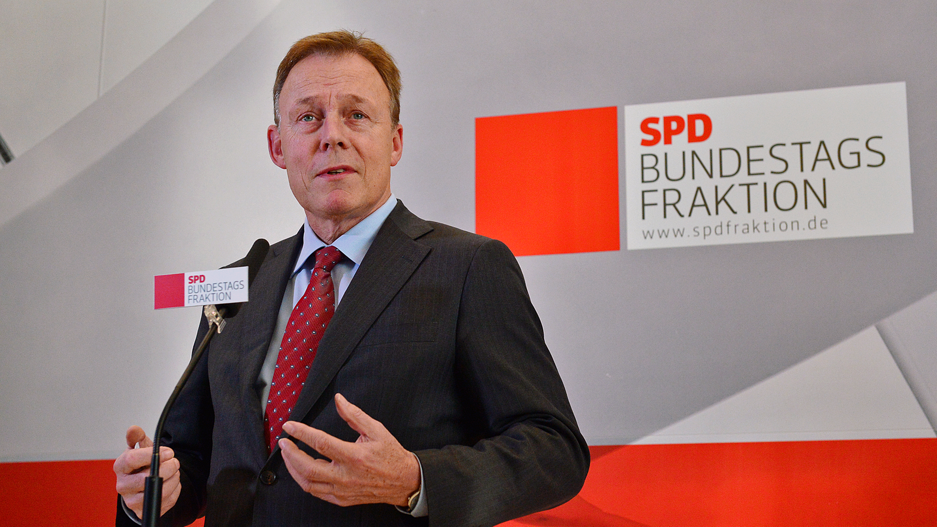 SPD-Fraktionsvorsitzender Thomas Oppermann spricht im Bundestag vor der Fraktionssitzung der SPD.