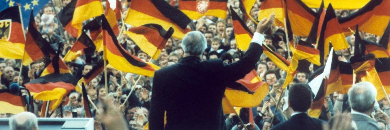 Helmut Kohl am 20. Februar 1990 vor einem Fahnenmeer in Erfurt. Helmut Kohl am 20. Februar 1990 vor einem Fahnenmeer in Erfurt.