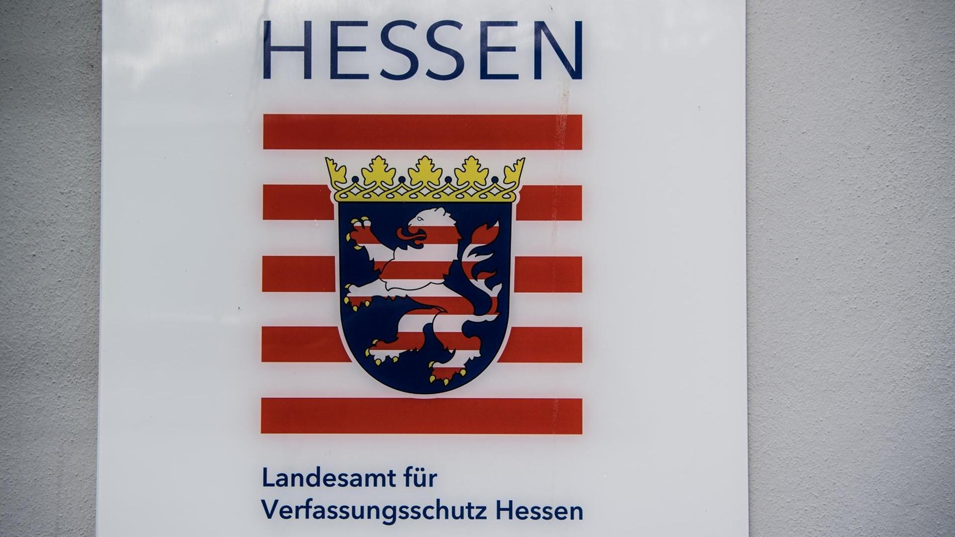 11.03.2019, Hessen, Wiesbaden: Das Schild "Landesamt für Verfassungsschutz Hessen" ist an einem Gebäude angebracht. Foto: Andreas Arnold/dpa