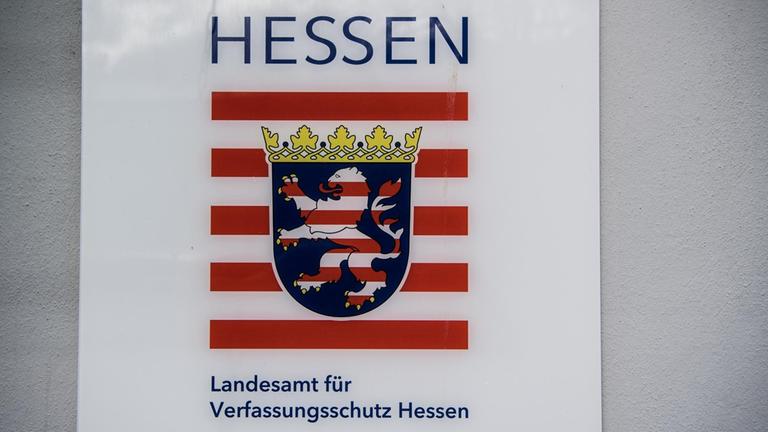 11.03.2019, Hessen, Wiesbaden: Das Schild "Landesamt für Verfassungsschutz Hessen" ist an einem Gebäude angebracht. Foto: Andreas Arnold/dpa