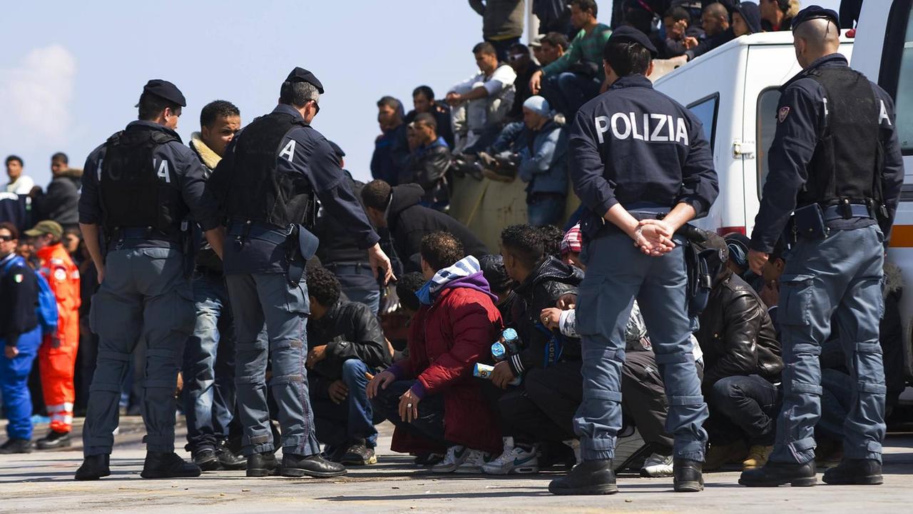 Flüchtlinge und Polizisten auf Lampedusa - Deutschland habe sich gegenüber Italien unsolidarisch verhalten, behauptet Julian Nida-Rümelin Flüchtlinge und Polizisten auf Lampedusa - Deutschland habe sich gegenüber Italien unsolidarisch verhalten, behauptet Julian Nida-Rümelin