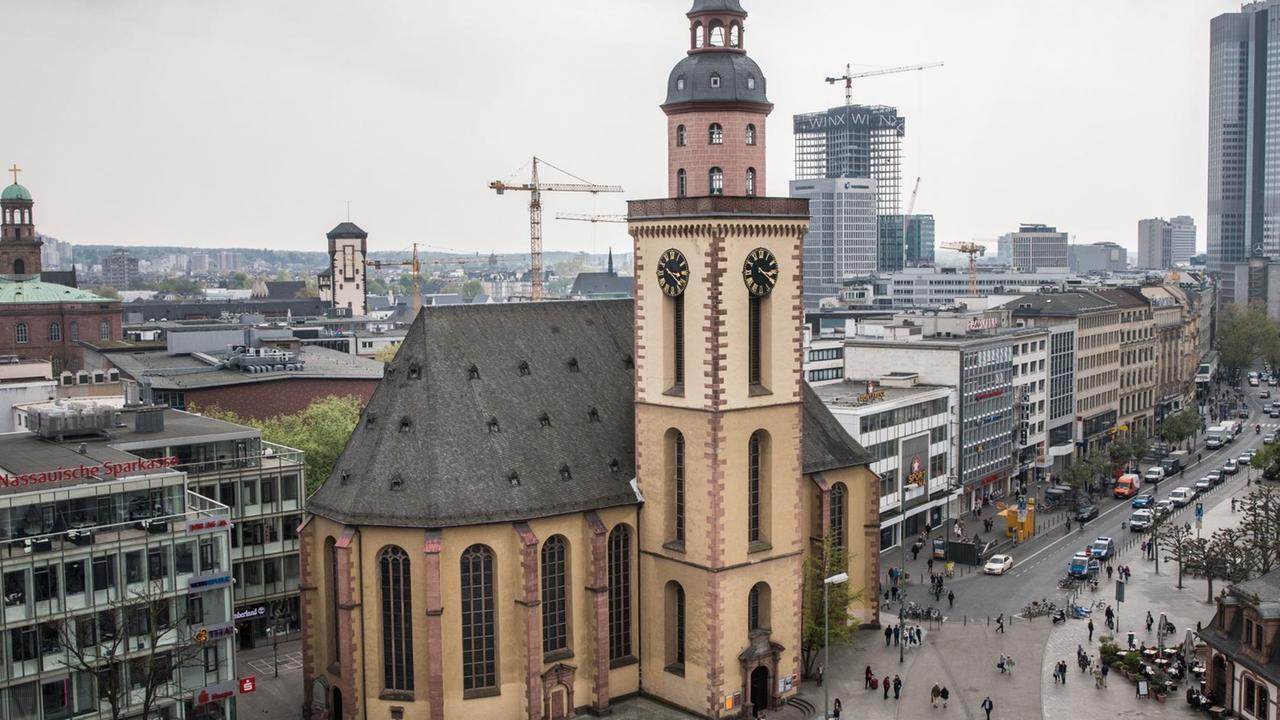 Die Katharinenkirche an der Hauptwache in Frankfurt am Main (Hessen), fotografiert am 10.04.2017. Die Internationalität der liberalen Hessenmetropole mit mehr als 180 Staatsangehörigkeiten und dem größten deutschen Flughafen spiegelt sich in der Religiosität: Mehr als 160 Gemeinden aller Weltreligionen sind nach Angaben der Stadt am Main vertreten. Foto: Frank Rumpenhorst /dpa zu dpa-Korr "Dom, Synagoge und Moscheen: Frankfurt beherbergt viele Religionen" Foto: Frank Rumpenhorst/dpa | Verwendung weltweit Die Katharinenkirche an der Hauptwache in Frankfurt am Main (Hessen), fotografiert am 10.04.2017. Die Internationalität der liberalen Hessenmetropole mit mehr als 180 Staatsangehörigkeiten und dem größten deutschen Flughafen spiegelt sich in der Religiosität: Mehr als 160 Gemeinden aller Weltreligionen sind nach Angaben der Stadt am Main vertreten. Foto: Frank Rumpenhorst /dpa zu dpa-Korr "Dom, Synagoge und Moscheen: Frankfurt beherbergt viele Religionen" Foto: Frank Rumpenhorst/dpa | Verwendung weltweit
