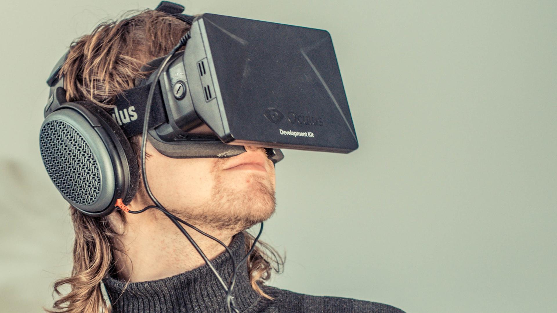 Ein Mann trägt die Datenbrille Oculus Rift Ein Mann trägt die Datenbrille Oculus Rift