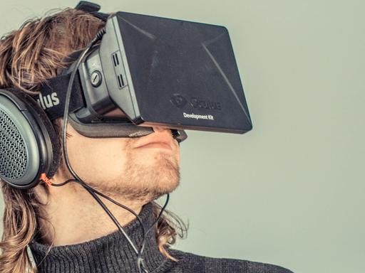 Ein Mann trägt die Datenbrille Oculus Rift