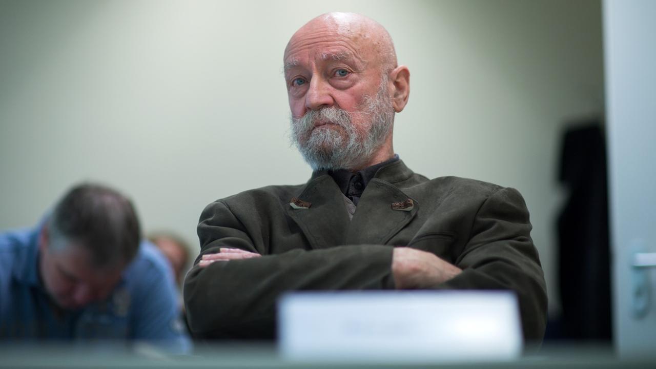 Karl-Heinz Hoffmann, Gründer der verbotenen "Wehrsportgruppe Hoffmann", sitzt am 10.02.2016 im Berliner Verwaltungsgericht in Berlin. Der 78-jährige Hoffmann klagt gegen das Bundesinnenministerium wegen einer 2012 angeordneten zeitweiligen Überwachung, die er für rechtswidrig hält. Karl-Heinz Hoffmann, Gründer der verbotenen "Wehrsportgruppe Hoffmann", sitzt am 10.02.2016 im Berliner Verwaltungsgericht in Berlin. Der 78-jährige Hoffmann klagt gegen das Bundesinnenministerium wegen einer 2012 angeordneten zeitweiligen Überwachung, die er für rechtswidrig hält.