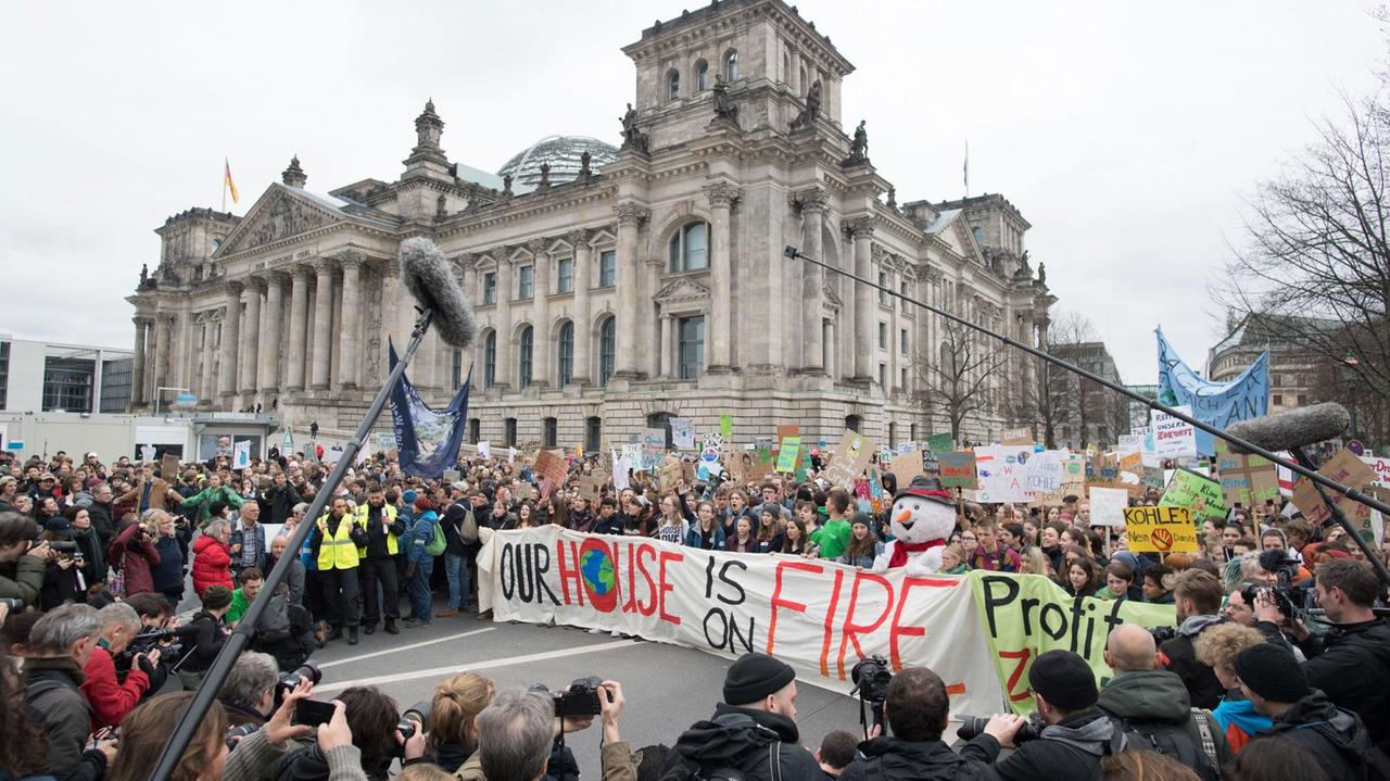 Die Demonstration "Fridays for Future" zieht mit einem Banner, auf dem "Our House Is On Fire" steht, am Reichstag Ende März vorbei. 