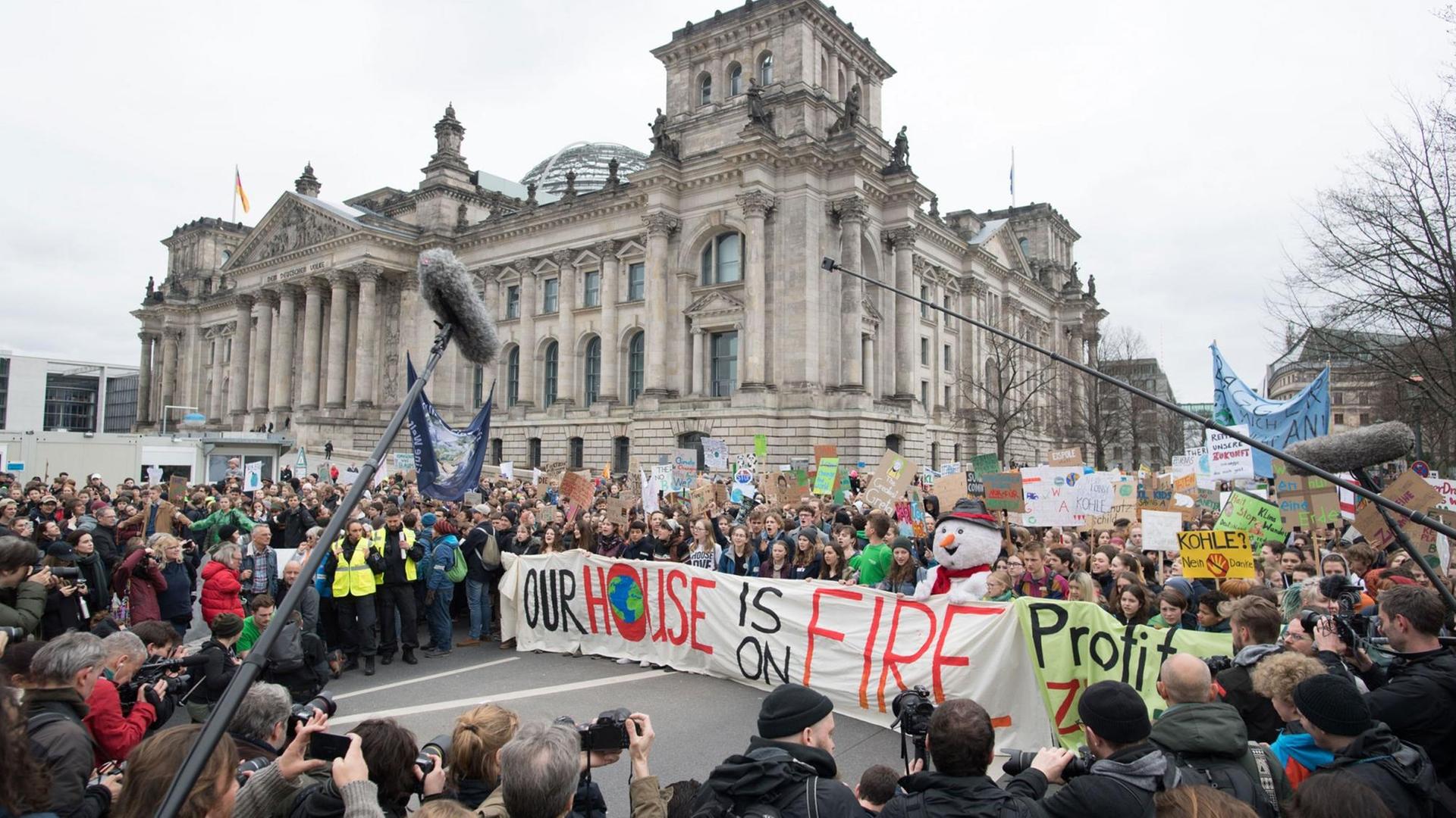 Die Demonstration "Fridays for Future" zieht mit einem Banner, auf dem "Our House Is On Fire" steht, am Reichstag Ende März vorbei. Die Demonstration "Fridays for Future" zieht mit einem Banner, auf dem "Our House Is On Fire" steht, am Reichstag Ende März vorbei.